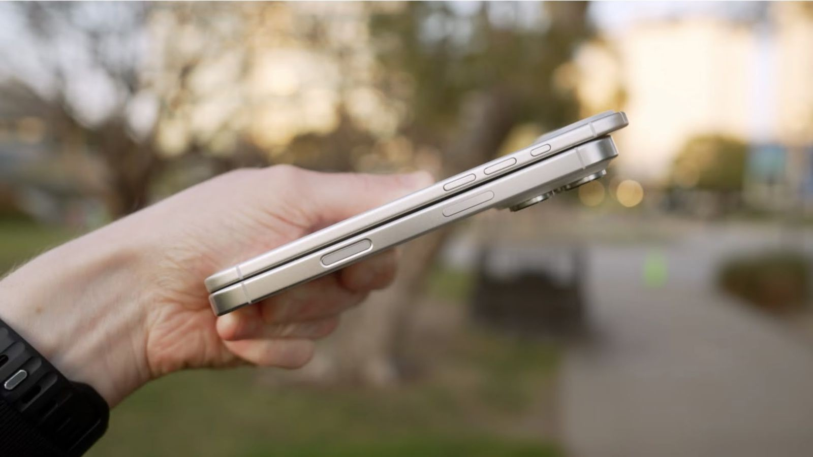 iPhone dummy model alongside iPhone 16 Pro(Image from AppleTrack)